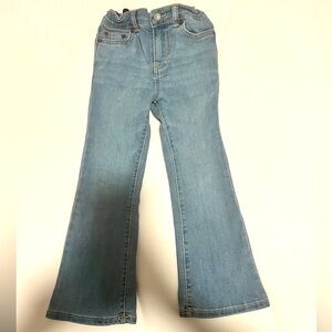 Levi’s girls size 4/5 flare jeans, never worn. Excellent condition.